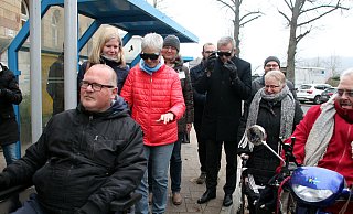 Mit Rollstuhl und Blindenbrille durch die Stadt. Auch Bürgermeister Burkhard Deppe versucht beim Fußverkehrs-Check nachzuempfinden, wie sich sehbehinderte Menschen im öffentlichen Raum zurecht finden. - Burkhard Battran Mit Rollstuhl und Blindenbrille durch die Stadt. Auch Bürgermeister Burkhard Deppe versucht beim Fußverkehrs-Check nachzuempfinden, wie sich sehbehinderte Menschen im öffentlichen Raum zurecht finden. - Burkhard Battran