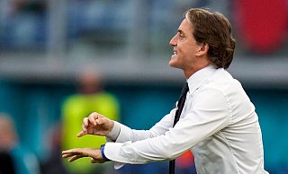 Italiens Trainer Roberto Mancini gibt Anweisungen. - Alessandra Tarantino/AP Pool/dpa