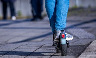 Bei einem Unfall mit einem E-Scooter wurde ein Engeraner lebensgefährlich verletzt. - Jens Büttner/dpa