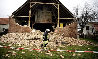 Der Giebel einer Scheune am Bolldamm in Pr. Oldendorf stürzte wegen des Sturms ab. Die Feuerwehr sicherte die Unfallstelle. - FOTO: TYLER LARKIN