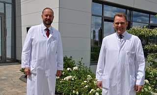 Chefarzt Norbert Lindner (l.) begrüßt den neuen Leitenden Oberarzt der Klinik für Orthopädie, spezielle Chirurgie und Sportmedizin des Brüderkrankenhauses St. Josef, Christian Jäger. - Brüderkrankenhaus