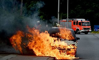 Wenn das Auto brennt, sollten Betroffene schnell die Rettungsstelle informieren - also 112 wählen. - Benjamin Nolte/dpa-tmn