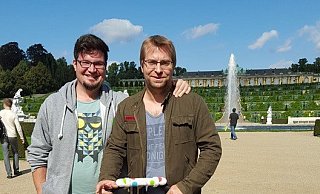Erdal Can (l.) mit Annalena Baerbocks Mann Daniel Holefleisch im Jahr 2015 bei einem gemeinsamen Besuch von Schloss Sanssouci in Brandenburg. - Privat