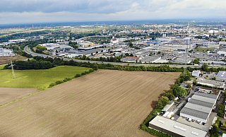 Der Campus für Brandschutz, Rettungsdienst und Katastrophenschutz von Kreis und Stadt Paderborn soll auf der freien Fläche (Wiese und Acker) an der Barkhauser Straße in Paderborn entstehen. Oberhalb angrenzend verläuft die B64. - Jens Reddeker