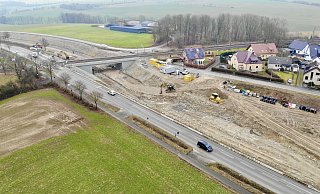 Blick auf die Bauarbeiten an der neuen Bahnunterführung bei Benhausen. - Jens Reddeker (Archiv)