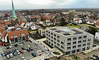 Im Schatten des schiefen Kirchturms von St. Johannes Baptist werden in Delbrücks neuem fünfeckigem Rathaus die Geschicke der Stadt gelenkt. - Jens Reddeker