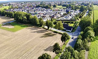 Von links kommend führt der Grüne Weg auf die Delbrücker Straße. An dieser Kreuzung soll der Kreisverkehr entstehen. Links im Bild ist die Hövelhofer Hundewiese zu sehen. - Jens Reddeker