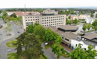 Nach den Ergebnissen bei der Bundestagswahl 2025 befindet sich die in Teilen als gesichert rechtsextrem geltende Alternative für Deutschland im Höhenflug. Jetzt will die AfD bei den Kommunalwahlen auch die Chefsessel in den Rathäusern erklimmen. - Stadt Espelkamp