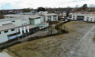 Das Haus Bredemeier (l.) öffnete vor 25 Jahren, Ende Februar 2000, in Hövelhof für die ersten Bewohnerinnen und Bewohner. 2020 kam das "Wohnen an Stollmeiers Wiesen" (r.) hinzu. - Jens Reddeker