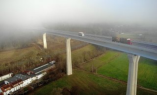 Ein schwer beladener Lastzug ist am Donnerstag auf der Aftetalbrücke bei Bad Wünnenberg verunglückt. Der Fahrer stürzte in die Tiefe. (Archivbild) - Jens Reddeker