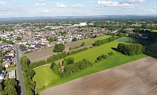 Auf Teilen dieser Freiflächen soll das neue Wohn- und Gewerbegebiet an die Delbrücker Straße (l.) angrenzen. Dort soll dann auch die KSB-Kita entstehen. - Jens Reddeker