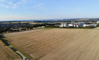 Die bisherige Ackerfläche (r.) in Borchen-Alfen ist im Regionalplan als Gewerbezone ausgewiesen. Direkt angrenzend ist das Borchener Gewerbegebiet zu sehen, dahinter verläuft die A33. - Archivfoto: Jens Reddeker