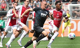 Traf im Test gegen Ajax doppelt: Augsburgs Sven Michel (M). - Karl-Josef Hildenbrand/dpa