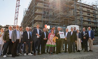 Gruppenbild mit Förderbescheid und Minister: Minister Karl-Josef Laumann hält den Förderbescheid, den er 2019 übergeben hatte. - Klinikum