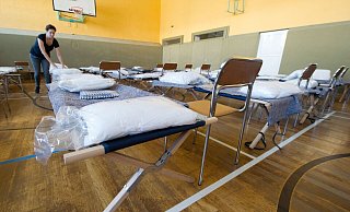 In einer Turnhalle sind im Herbst 2015 Feldbetten für Flüchtlinge aufgestellt worden. Der Bautzener Landrat Udo Witschas hat betont, dass er ein solches Vorgehen bei der Unterbringung von Asylsuchenden in seinem Landkreis ablehnt. - Stefan Sauer/dpa-Zentralbild/dpa