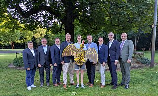 Neun Männer und ein Neun-Kilo-Vogel (v. l.): Hauptleute Önder Türkal (Western), Olaf Hildebrandt (Königsträßer), Rendant Frank Seipolt, Oberst Bernd Zengerling, Junior-Vogelbauer Leonhard Hepers, Oberstleutnant Oliver Pawlak sowie Hauptleute Christoph Queren (Heide), Frank Langenhorst (Maspern) und Fabian Pantke (Kämper). - Birger Berbüsse