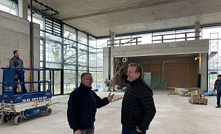 Viel Platz in der offenen Mitte: Stadtsprecher Volker Müller-Ulrich und Dieter Hinzmann vom städtischen Gebäudemanagement sprechen über den Baufortschritt im Neubau der Grundschule Eidinghausen. - Nicole Bliesener