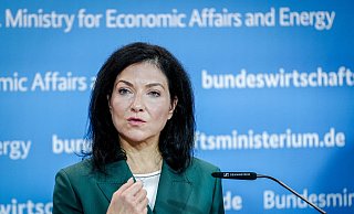 Ministerin Reiche will bei der Energiewende die Kosten auf den Prüstand stellen. - Kay Nietfeld/dpa