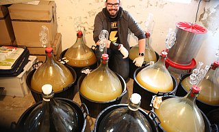 Kümmert sich um den Gärungsvorgang in den Glasballons: Leon Lauer achtet darauf, dass sich der Honigwein gut entwickelt. Foto: Elke Niedringhaus-Haasper - Elke Niedringhaus-Haasper