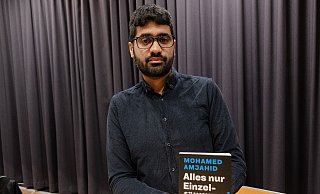 Rund zehn Jahre recherchierte Mohamed Amjahid für sein Buch "Alles nur Einzelfälle?" Ihm geht es um das System hinter der Polizeigewalt. Im Elsbach-Haus beantwortete er aber auch Fragen zu seiner Einschätzung des Falles "Bilel G." - Ralf Bittner