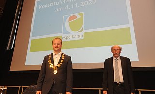 Der neue Bürgermeister Henning Vieker leistete gegenüber Alterspräsident Paul-Gerhard Seidel den Amtseid.  - Joern Spreen-Ledebur