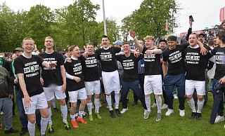 Der FC Gütersloh feiert am Sonntag den Regionalliga-Aufstieg - und Nico Bartling (Zweiter von links) ist mittendrin. - Jens Dünhölter