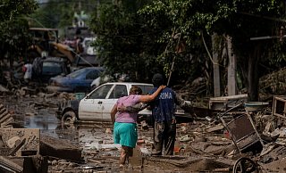 Wegen Überschwemmungen und Erdrutschen sind viele Ortschaften von der Außenwelt abgeschnitten. - Felix Marquez/AP/dpa