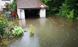 Land unter in Herford: Der Starkregen verursachte mehrere vollgelaufene Keller. In dieser Garage konnte vorerst kein Fahrzeug mehr untergebracht werden. - Feuerwehr Herford