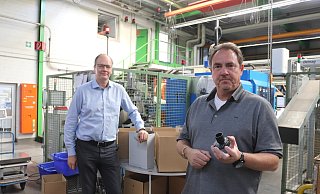 Roger Henke und Andreas Stolle stehen in der Produktionshalle des Unternehmens. - Dirk Windmöller