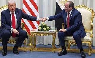 US-Präsident Donald Trump (l.) reicht Abdel Fattah al-Sisi, Präsident von Ägypten, die Hand vor dem "Gipfel für den Frieden". - Evan Vucci/AP/dpa