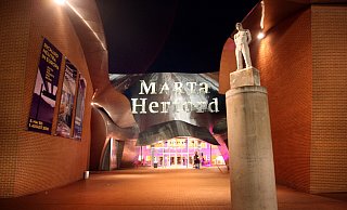 Lichtstrahler setzten den Gehry-Bau bei Nacht in Szene. Ob das Museum Marta bald wieder strahlt oder weiter dunkel bleibt, soll in der nächsten Ratssitzung entschieden werden. - Frank-Michael Kiel-Steinkamp