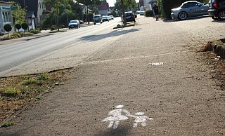 Obwohl die rote Farbe einen Radweg vorgaukelt, darf hier nicht geradelt werden. An dieser Stelle ist darum ein Piktogramm aufgemalt. - Anastasia von Fugler