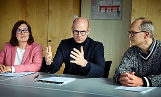Ina Strate-Schneider (stellv. Leiterin Gesundheitsamt), Sozialdezernent Ingo Nürnberger und  Peter Schmid, Leiter vom Gesundheitsamt, informierten am Samstag. - Barbara Franke