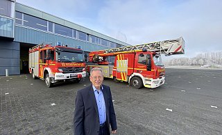 Die Feuerwehr hat ihm immer am Herzen gelegen. Hier steht er vor der im Jahr 2007 eröffneten Feuerwache. - Dirk Windmöller