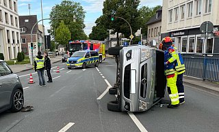 Der Fahrer des umgekippten Opel Meriva musste von der Feuerwehr aus dem Wagen befreit werden. - Polizei Paderborn