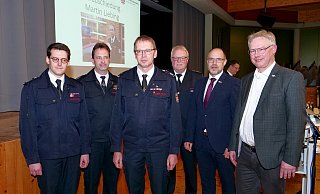 Offiziell von der Feuerwehr verabschiedet wurde Wehrführer Martin Liebing (3. v. l.). Dank und Anerkennung zollten (v. l.) Andreas Luig, Marcus Siekaup, Elmar Keuter, Christian Carl und Jörg Schlüter. - Ralph Meyer