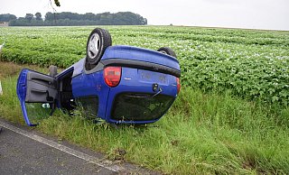 In der scharfen Rechtskurve hat der Unfallfahrer die Kontrolle über den Opel Corsa verloren. Als die Polizei zum Unfallort an die Häger Straße kam, war der Fahrer nicht mehr da. - Polizei