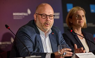 Bezirksleiter Friedrich, hier neben Lürssen-Managerin Lena Ströbele, will Sicherheit für die Beschäftigten der NVL-Werften. (Archivbild) - Georg Wendt/dpa