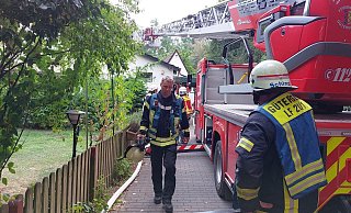 Die Feuerwehr ist mit einem Großaufgebot vor Ort. - Andreas Frücht