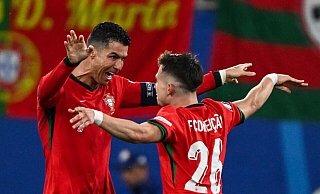 Superstar Cristiano Ronaldo (l) feiert den Torschützen Francisco Conceição. - Hendrik Schmidt/dpa