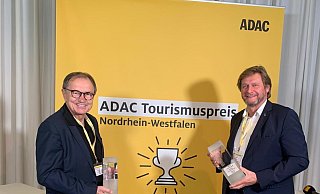 Lippes Klimabotschafter Ewald Lienen (l.) und Günter Weigel, Geschäftsführer der Lippe Tourismus und Marketing GmbH, mit den Pokalen. Foto: Kreis Lippe - Kreis Lippe