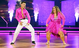„Selfiesandra“ und Tanzpartner Zsolt Sándor Cseke begeisterten im knallpinken Outfit Publikum und Jury bei „Let's Dance“. - RTL / Stefan Gregorowius