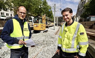 Mobiel-Chef Arne Petersen (links) zusammen mit Alexander Kulinna, Bereichsleiter Gleise und Strecken, vor der Stadtbahn-Baustelle an der Station Rathaus. - Peter Unger