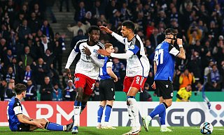 Bakery Jatta (2.v.l) brachte den HSV mit seinem Tor in der Verlängerung in Bielefeld. - Friso Gentsch/dpa