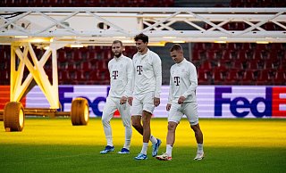 Leon Goretzka (M) und Joshua Kimmich (r): Ihr Einsatz beim Bayern-Spiel in Mainz ist fraglich. - Sven Hoppe/dpa