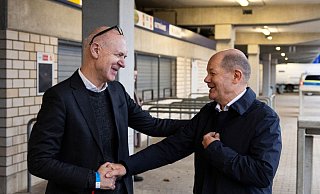 Bundeskanzler Olaf Scholz (r) stattet den DFB-Frauen einen erneuten Besuch ab. - Thomas Boecker/DFB/dpa