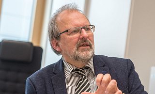 Heinz-Peter Meidinger ist seit 2017 Präsident des Deutschen Lehrerverbandes. Zudem ist er Schulleiter des Robert-Koch-Gymnasiums in Deggendorf (Bayern). - picture alliance / Armin Weigel/dpa