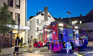 Die Feuerwehrleute beim Brandeinsatz in einem Restaurant an der Detmolder Straße. - Ralph Meyer