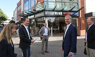 Gut gelaunt zeigten sich Petra Pigerl-Radtke (v. l.), Jens Klingemann, IHK-Hochstift-Geschäftsführer Jürgen Behlke (Paderborn) und IHK-Präsident Wolf D. Meier-Scheuven in Höxter beim Mode- und Sporthaus Klingemann. - Simone Flörke