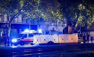 Einsatzkräfte sichern den Tatort. - Moritz Frankenberg/dpa